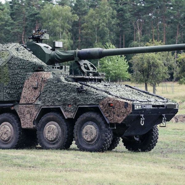 The RCH 155 combines a 155mm L52 automated gun with the protected Boxer 8x8 chassis, delivering rapid shoot-and-scoot, on-the-move firing, and long-range precision strikes beyond 50 km, all operated by a two-soldier crew under armor for high survivability on a drone-saturated battlefield (Picture source: KNDS).