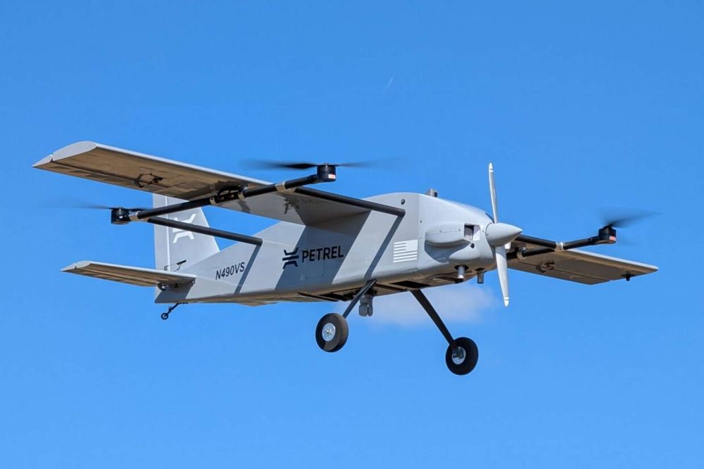 Petrel Technologies’ AERO Sky hybrid VTOL unmanned aircraft released armed FPV drones during a live-fire test with the U.S. Army’s 101st Airborne Division at Fort Polk, demonstrating a new airborne launch method to extend small-drone strike range and keep soldiers farther from enemy fire (Picture source: Petrel Technologies).