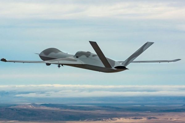 An F-22 Raptor directs an MQ-20 Avenger during a U.S. Air Force autonomy exercise, demonstrating manned-unmanned teaming that enables stealth fighters to command armed collaborative drones as forward sensors and precision strike platforms in contested airspace (Picture source: General Atomics).