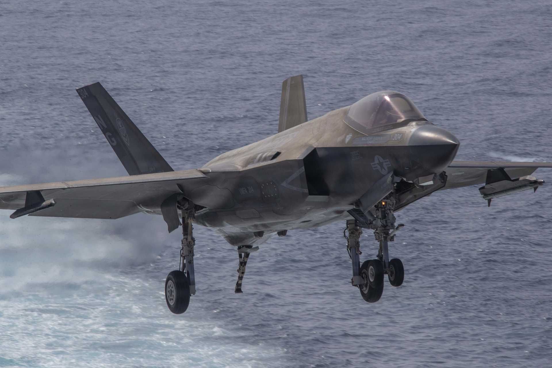 An F-35C Lightning II from Marine Fighter Attack Squadron VMFA-314 approaches the flight deck of the Nimitz-class aircraft carrier USS Abraham Lincoln (CVN 72) for an arrested recovery on January 24, 2026, illustrating the operational deployment of fifth-generation carrier aviation as the U.S. Navy expands F-35C integration across its carrier fleet.