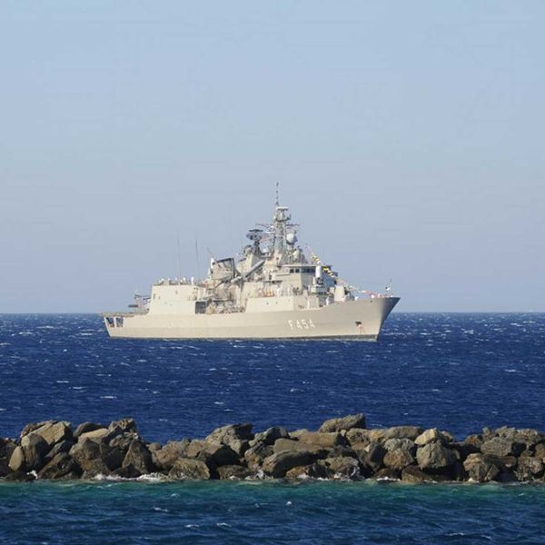 This expertise was developed during the frigate’s 2024 deployment in the Red Sea under EU Operation Aspides, where the Psara protected shipping lanes against Iranian-made drones by using its Centauros system. (Picture source: Greek Navy)