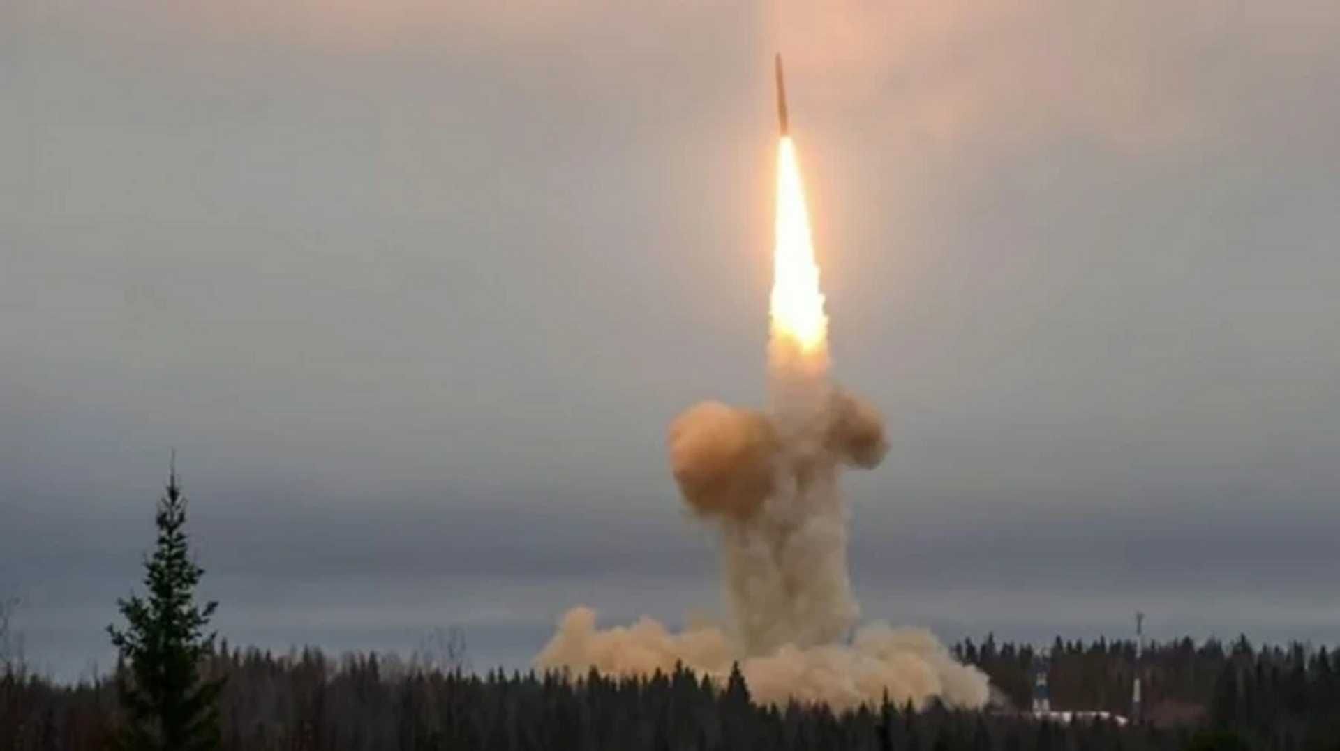 The Oreshnik, also designated SS-X-31B or SS-X-34, is an intermediate-range, ground-launched ballistic missile developed by the Moscow Institute of Thermal Technology, with ranges between 800 km and 5,000 km depending on payload mass and trajectory. (Picture source: Russian MoD)