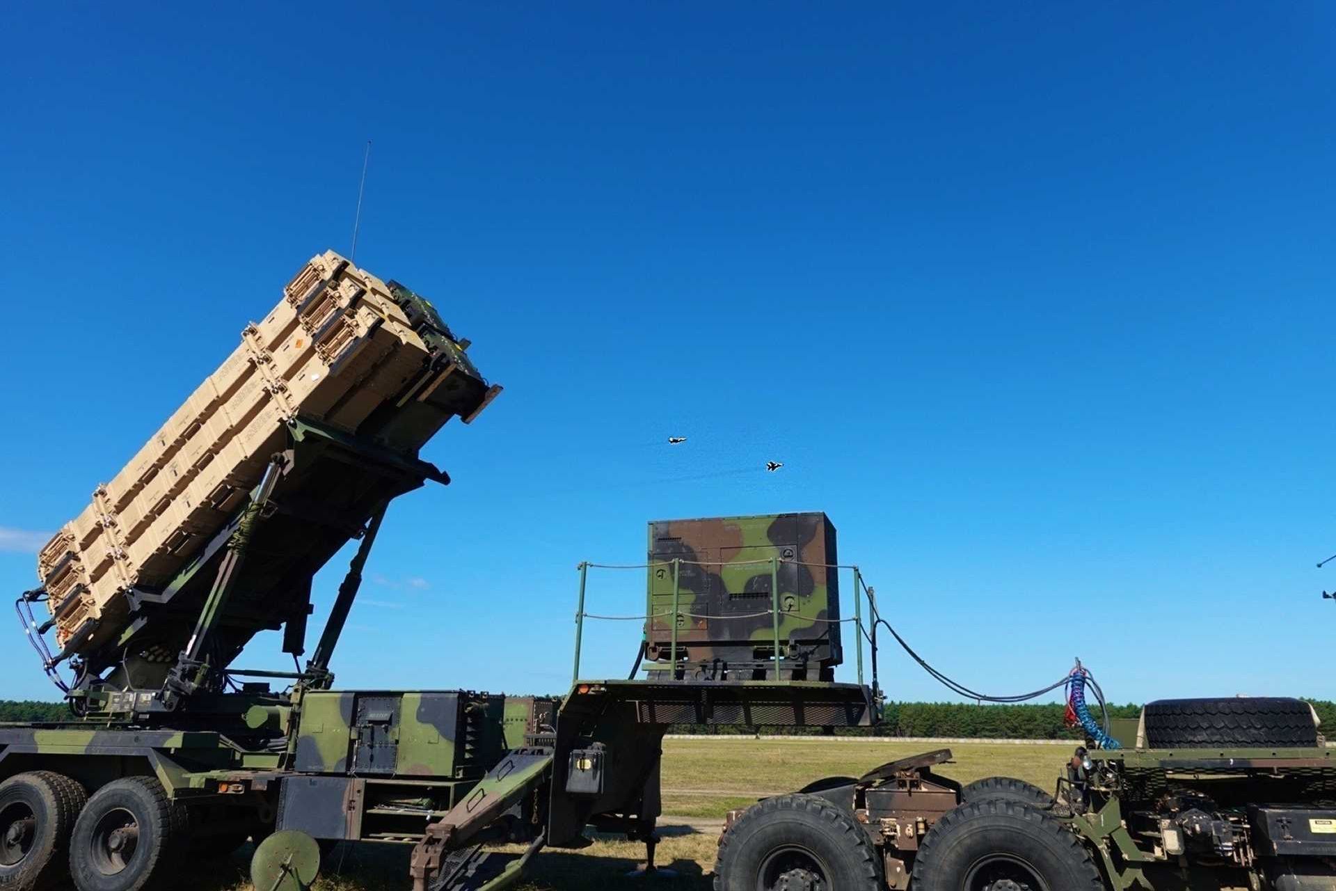 A U.S. Army MIM-104 Patriot air defense system during a NATO readiness exercise in Europe. As confirmed by EUCOM on November 20, 2025, Germany has transferred additional Patriot batteries to Ukraine, reinforcing Allied support amid escalating Russian missile attacks.
