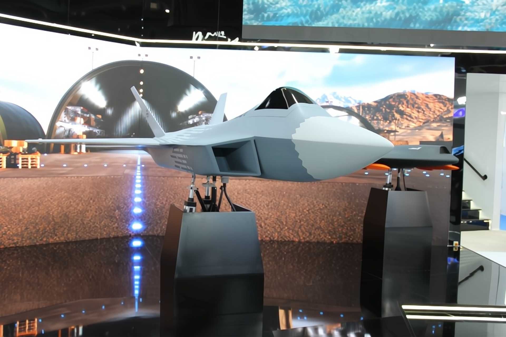 The synchronized LED display demonstrated coordinated takeoff, formation maneuvering, and simulated strike execution, replacing traditional static models of the Kaan fighter and Anka III drone with an interactive digital environment. (Picture source: Army Recognition)