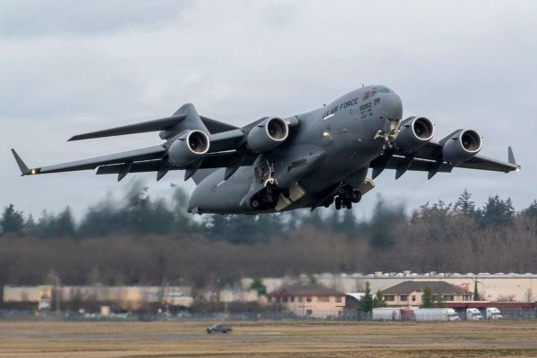 A C-17 Globemaster III from the 62d Airlift Wing launches from Joint Base Lewis-McChord during Kraken Reach 2026, demonstrating the U.S. Air Force’s ability to surge long-range airlift of troops and heavy Army cargo, deliver into short or austere runways, and generate rapid global response at operational speed (Picture source: U.S. DoW).