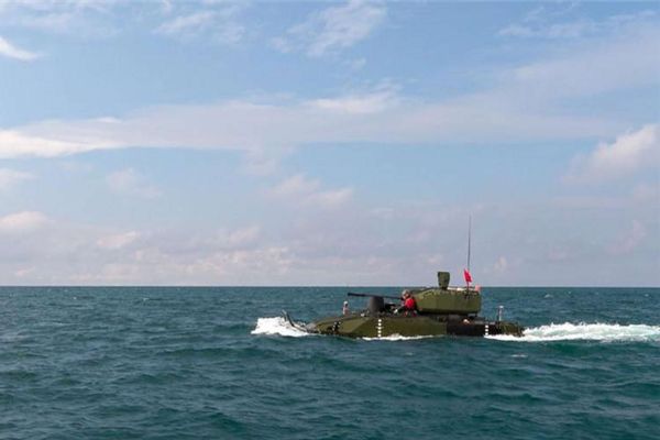 U.S. Marines have advanced the ARV competition by selecting General Dynamics Land Systems and Textron Systems for the next prototype phase, as the Corps seeks a fast, networked and amphibious reconnaissance vehicle to replace the LAV-25 and support future littoral operations (Picture source: U.S. DoW).