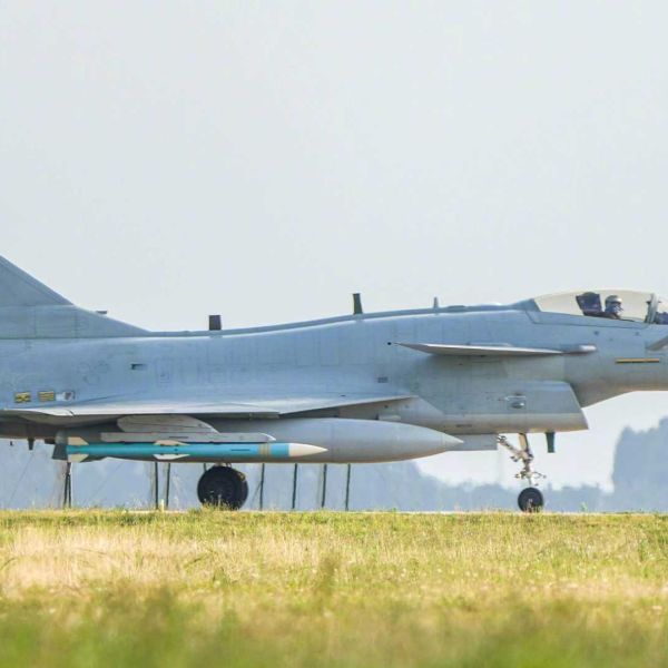 The J-10CE could carry nearly 6,000 kilograms of payload across 11 hardpoints, including under-wing, under-fuselage, and intake stations, allowing mixed loads of air-to-air missiles, guided air-to-surface weapons, electronic warfare pods, and external fuel tanks. (Picture source: Chinese MoD)