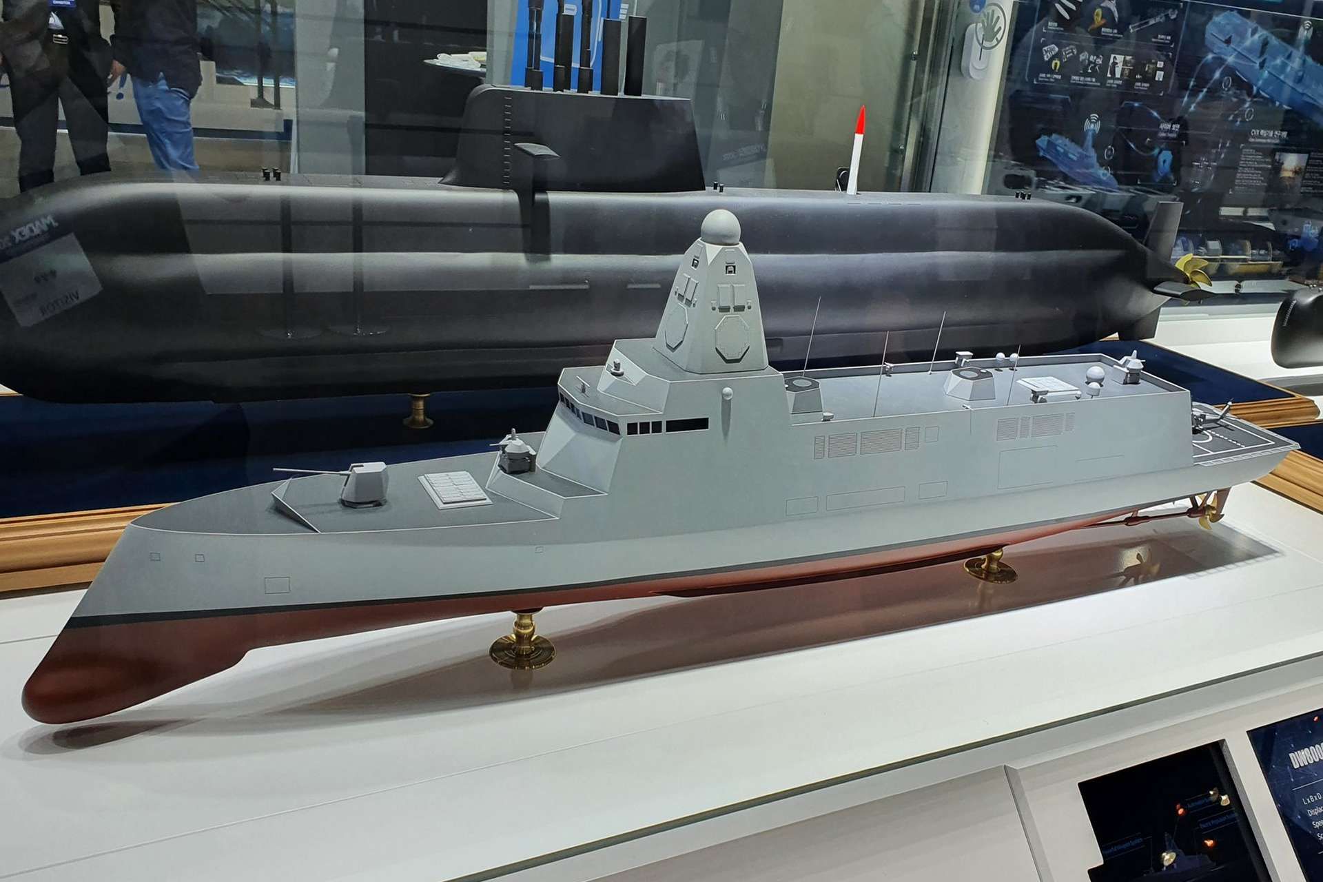 Hanwha Ocean’s selection for South Korea’s KDDX destroyer program advances a six-ship plan to field domestically designed warships with Korean radars, vertical-launch missiles, electric propulsion, and stronger air-defense and anti-submarine capabilities for the Republic of Korea Navy (Picture source: @Foxtrot19_RADAR on X).