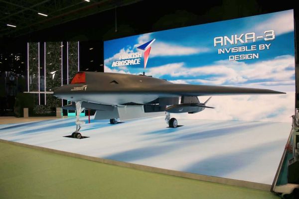 The two Süper Şimşek UAVs allow the Anka-3 to send smaller expendable drones ahead of the main aircraft to jam radars, trigger enemy air defenses, act as decoys, or strike targets, while keeping the Anka-3 itself farther from the most dangerous threat zones. (Picture source: Army Recognition)