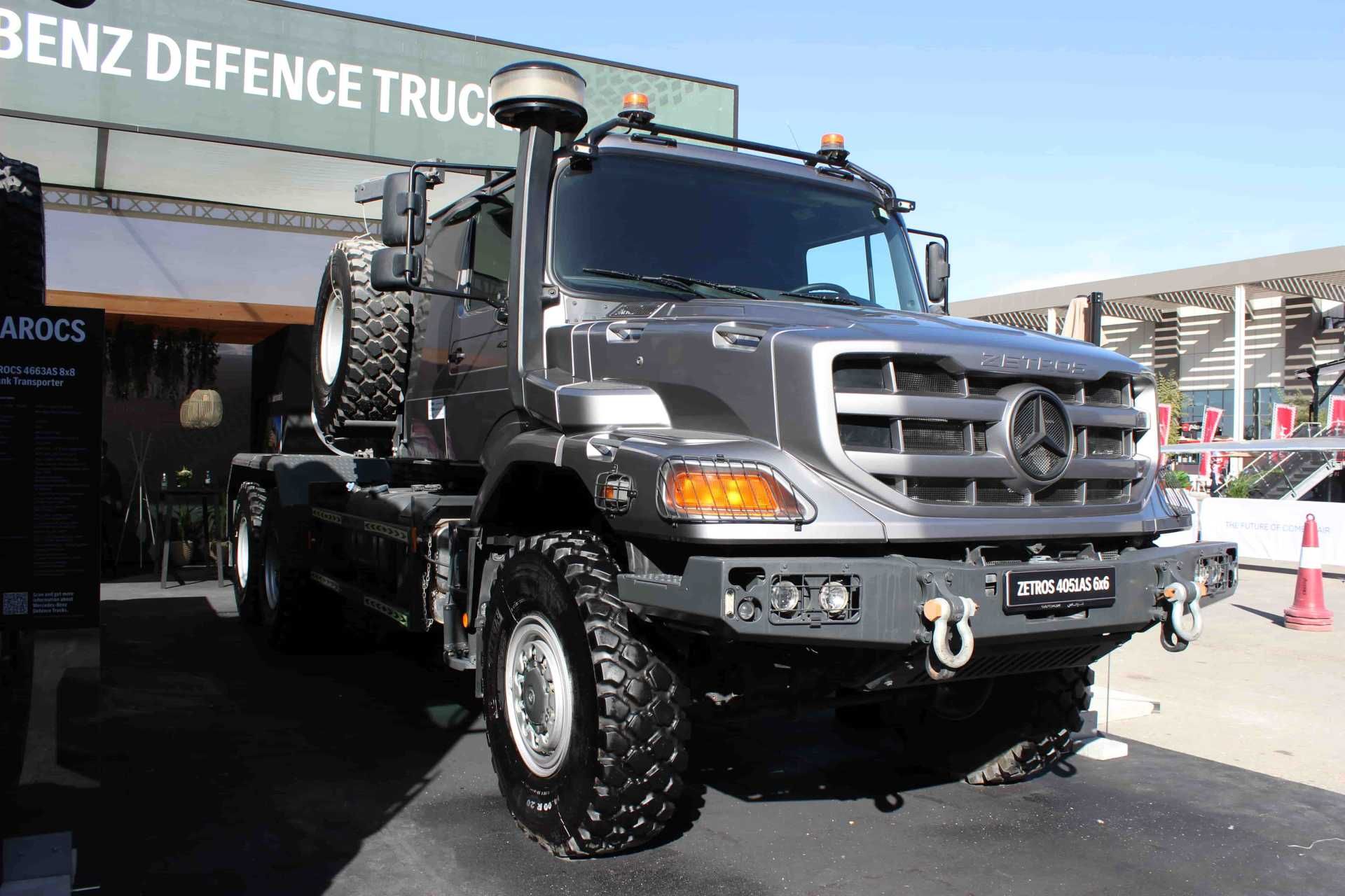 Powered by a 12.8-liter OM 460 diesel engine rated at 510 hp, the Mercedes-Benz Zetros 4051 AS 6x6 tank transporter has a permissible gross vehicle weight of 40 tons and a gross combination weight of up to 120 tons. (Picture source: Army Recognition)