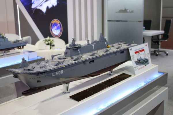 TAIS Shipyards and SEDEF’s LHD-230, showcased at DSA in Kuala Lumpur, highlights Türkiye’s TCG Anadolu concept as a 230.8-meter amphibious assault ship combining helicopter and UAV operations, troop lift, and command capabilities in a single expeditionary platform (Picture source: Army Recognition Group).