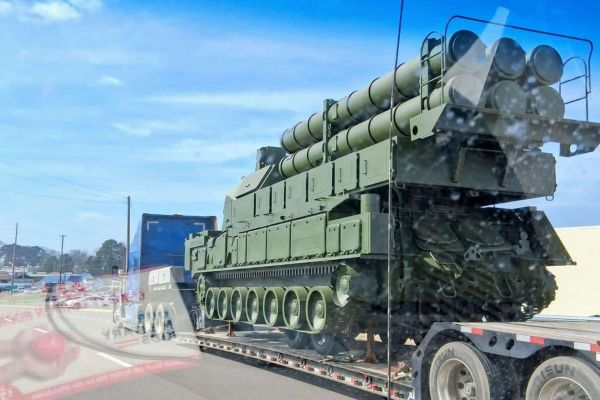 U.S. forces appear to be using a Buk-M3 mockup in Alabama to train against mobile Russian-style air defense threats, reflecting a growing focus on realistic suppression of enemy air defenses and operations in contested airspace (Picture source: OSINT).